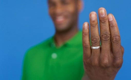 صداقات الرجل.. هل تتغير بعد الزواج؟