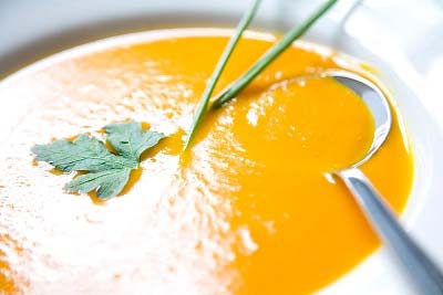 حساء العدس مع الأرز والدجاج بالمكسرات