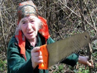 عجوز قطعت الانترنت عن 2ر3 مليون شخص لتأخذ سلك نحاس