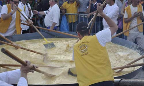 أكبر طبق بيض بالنقانق في تونس