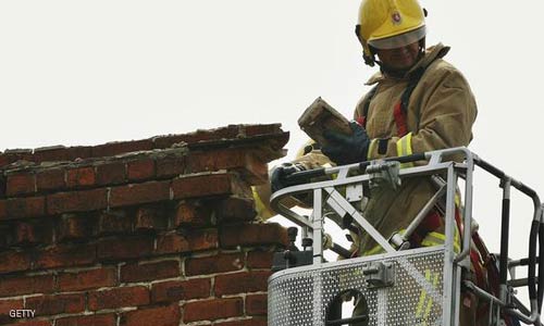 علقت بمدخنة منزل أثناء اقتحامه