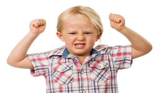 القسوة والدلال.. يفسدان طفلك