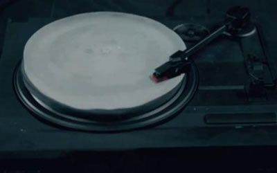 الجليد.. يغني