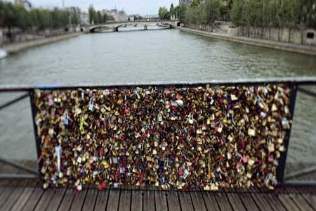 باريس تلغي «أقفال العشاق»