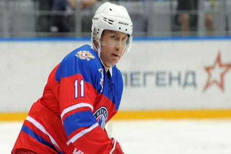 بوتن يستعرض مهاراته كـ«لاعب» هوكي