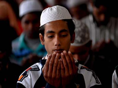 دعاء اليوم الرابع عشر: (اَللّهُمَّ لا تُؤاخِذْني فيهِ بِالْعَثَراتِ وَاَقِلْني فيهِ مِنَ الْخَطايا وَالْهَفَواتِ،...)