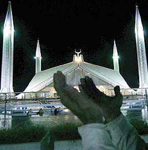 دعاء اليوم الثامن عشر: (اَللّهُمَّ نَبِّهْني فيهِ لِبَرَكاتِ اَسْحارِهِ وَنَوِّرْ فيهِ قَلْبي بِضيآءِ اَنْوارِهِ،...)