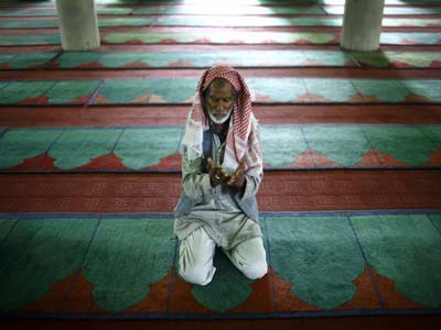 دعاء اليوم السابع والعشرون: (اَللّهُمَّ ارْزُقْني فيهِ فَضْلَ لَيْلَةِ الْقَدْرِ، وَصَيِّرْ اُمُوري فيهِ مِنَ الْعُسْرِ اِلَى الْيُسْرِ،.