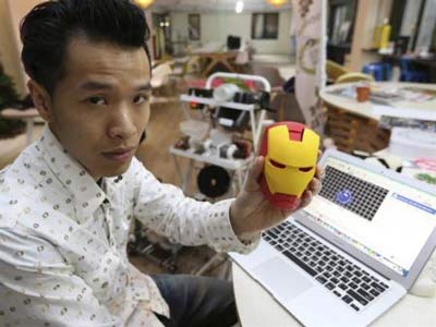 دراجة تحول القمامة البلاستيكية إلى قطع فنية