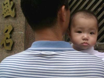 إرغام الرجال في هونغ كونغ على إجازة الأبوة