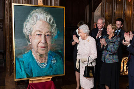 الملكة إليزابيث تكشف الستار عن لوحة لها