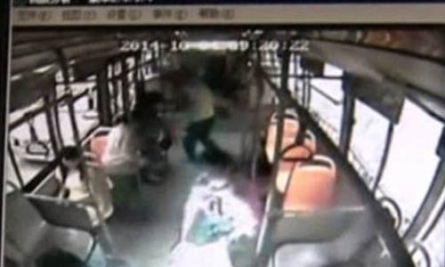 انفجار جوال في وجه فتاة خلال تغيير البطارية