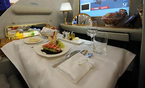 حيلة عبقرية من مسافر منحته غداءً مجانياً فاخراً لمدة عام