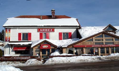 فندق.. دخوله من سويسرا والخروج من فرنسا