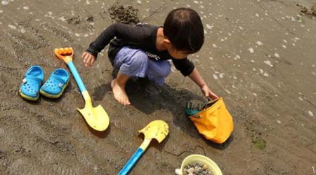 طفلان يحفران نفقاً للهروب من الروضة