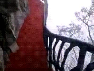 جسر مرعب يبلغ ارتفاعه 1220 متراً