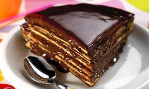 كيك جوز الهند بالفاكهة مع صلصة الشوكولاتة