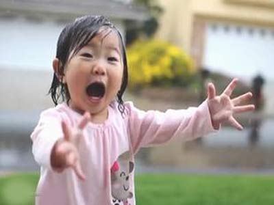 كاميرا رقمية تحدد أهدافها بالليزر