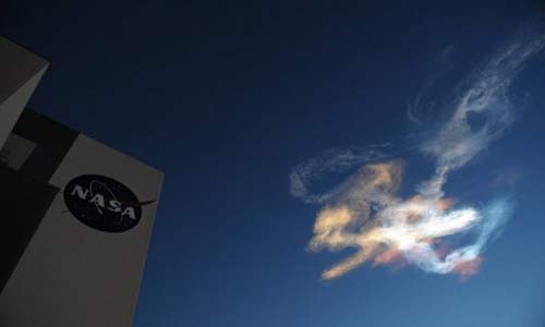 كويكب يقترب من الارض دون الاصطدام بها