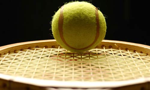 مضارب تنس تُطلع اللاعبين على أدائهم وتقارنه بالآخرين