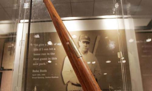 مضرب للبيسبول بـ214 ألف دولار