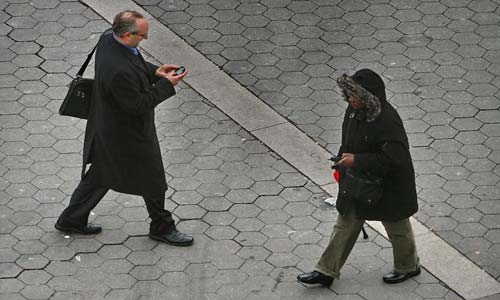 هل تمنع فرنسا استخدام الموبايل أثناء المشي؟