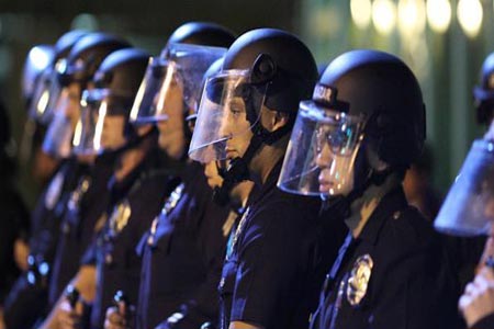 محقق متقاعد متهم بالسطو على بنك