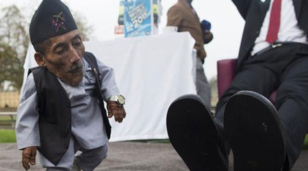 وفاة أقصر رجل في العالم