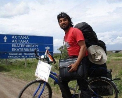 يجوب العالم على دراجته لمكافحة الإيدز