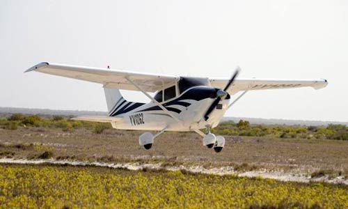 راكب يقود طائرة بعد تعرض قائدها للإغماء