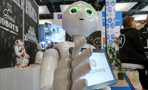 روبوت ياباني يقوم بتنظيف شاشة الهاتف الذكي