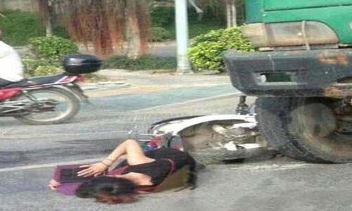 تستذكر دروسها على الارض بعد أن صدمتها سيارة