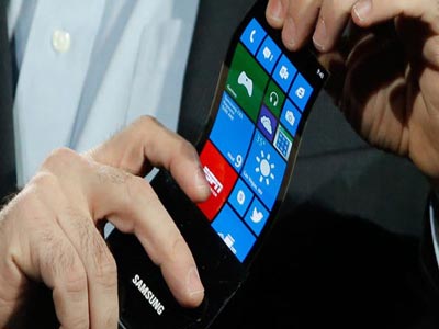 سامسونج تعتزم إنتاج أول هواتفها المزود بشاشة مرنة