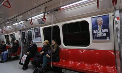 سيخ حديدي يخترق فخذ راكب بمترو إسطنبول