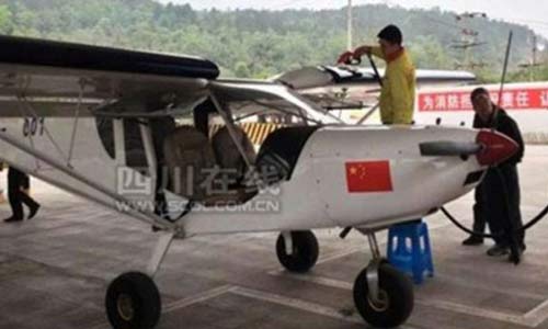 طائرة تهبط اضطرارياً وتتزود بالوقود من محطة سيارات