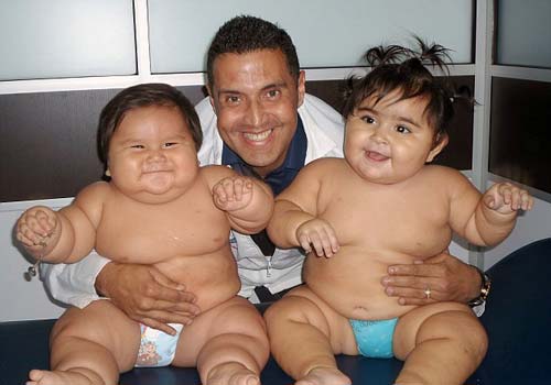 طفلان عملاقان يزنان 42 كغم