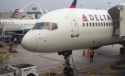 طائرة تصدم شاحنة في لوس أنجلوس