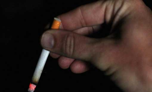 السجن والغرامة لتونسي دخن في رمضان