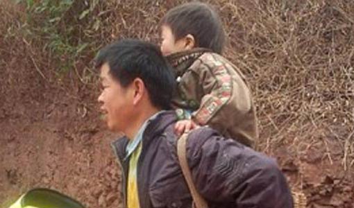 يحمل ابنه المعاق 18 ميلاً يومياً ليتعلم