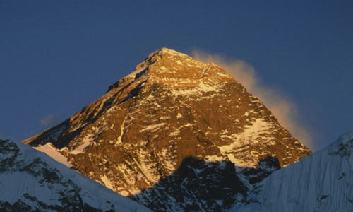 زلزال نيبال يقصِّر «قمة العالم»