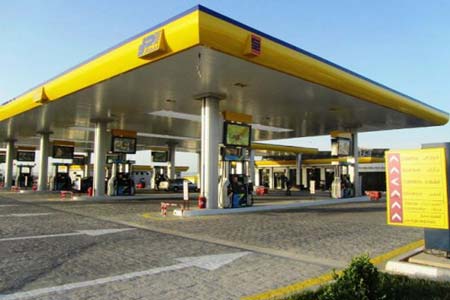 عريس ينسى عروسه في محطة بنزين