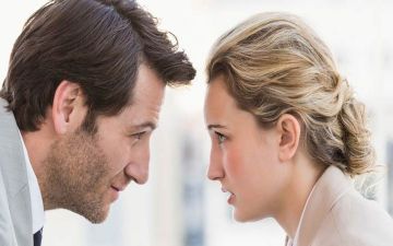 مواقف تكذب فيها النساء.. لهن مبرراتهن (البيضاء)