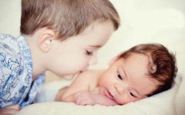 كيف تتواصل أفراد العائلة مع المولود الجديد؟