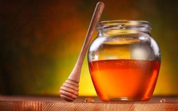 العسل والقشطة مغذيان للبشرة أيضاً