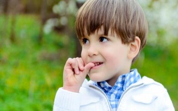 العقاب لا يفيد في عادة قضم الأظافر