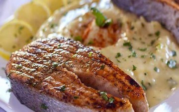 سمك السلمون المشوي مع الصوص