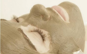 «أقنعة الطين» للعناية ببشرتك حسب نوعها