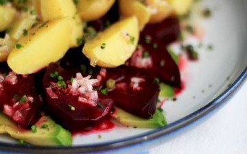 سلطة الشمندر والبطاطس المشوية