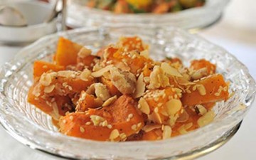 سلطة قرع مشوي مع جوز ولوز