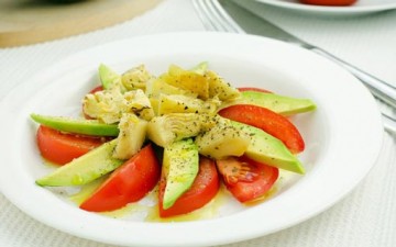 سلطة الأفوكادو بالطماطم